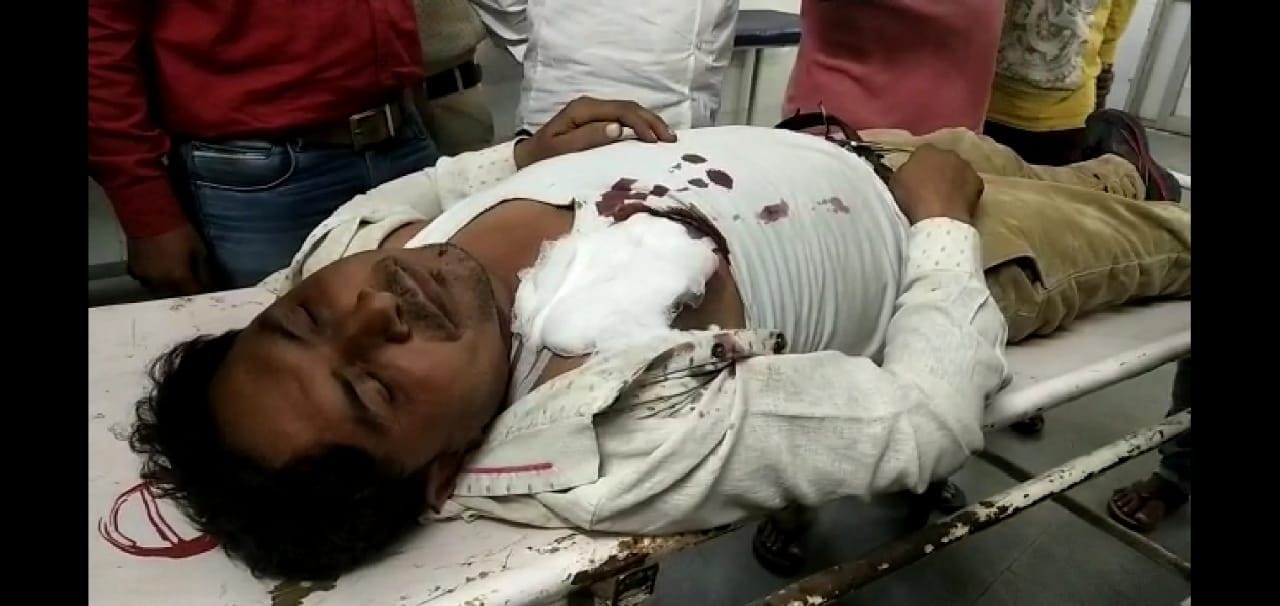 रानीगंज के अमहटा गांव के समीप बदमाशों की गोली से घायल ट्रक चालक अतीक।