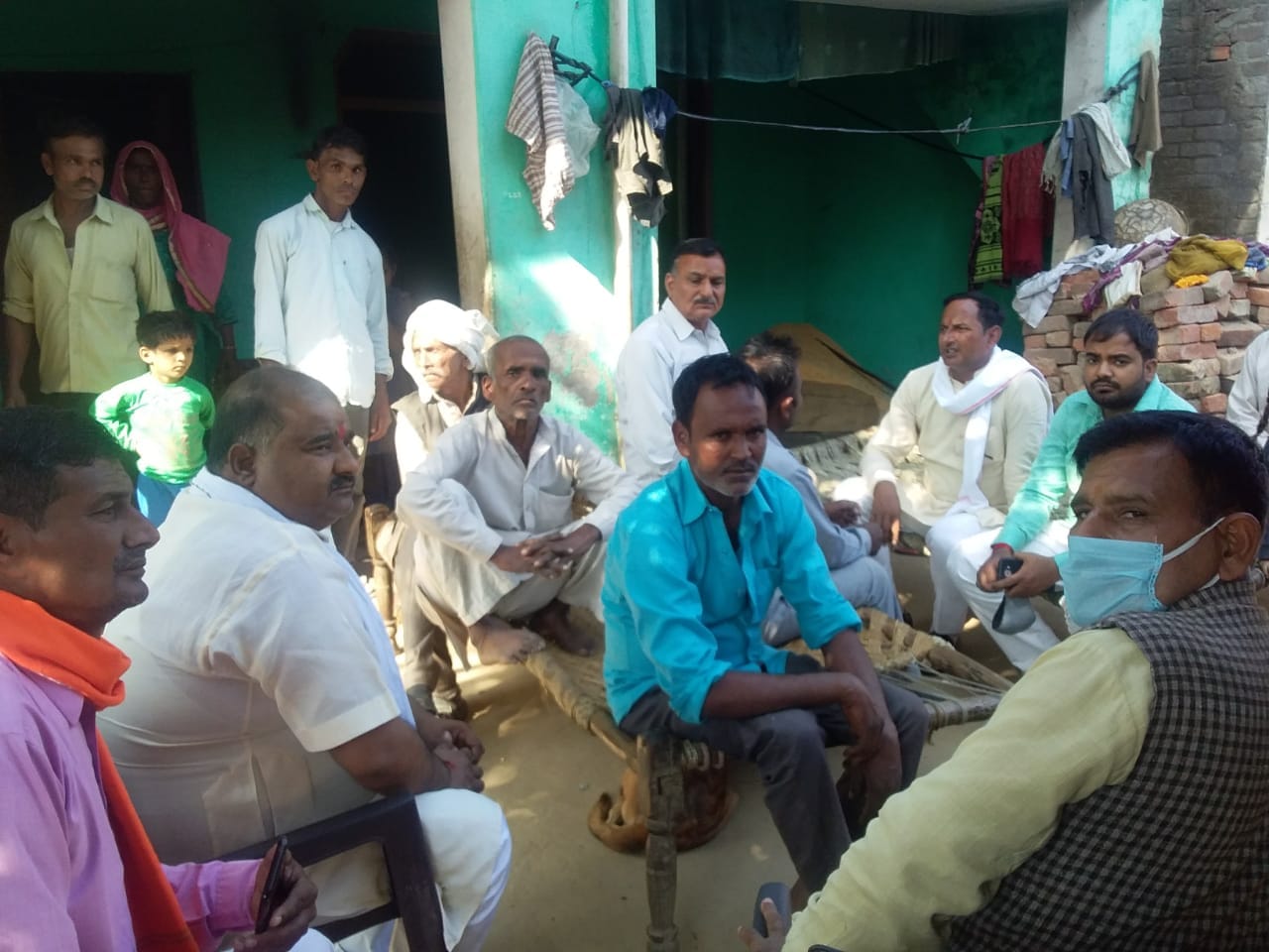 सतपुरा में ग्रामीणों से बात करता भाजपा प्रतिनिधिमंडल सतपुरा में ग्रामीणों से बात करता भाजपा प्रतिनिधिमंडल
