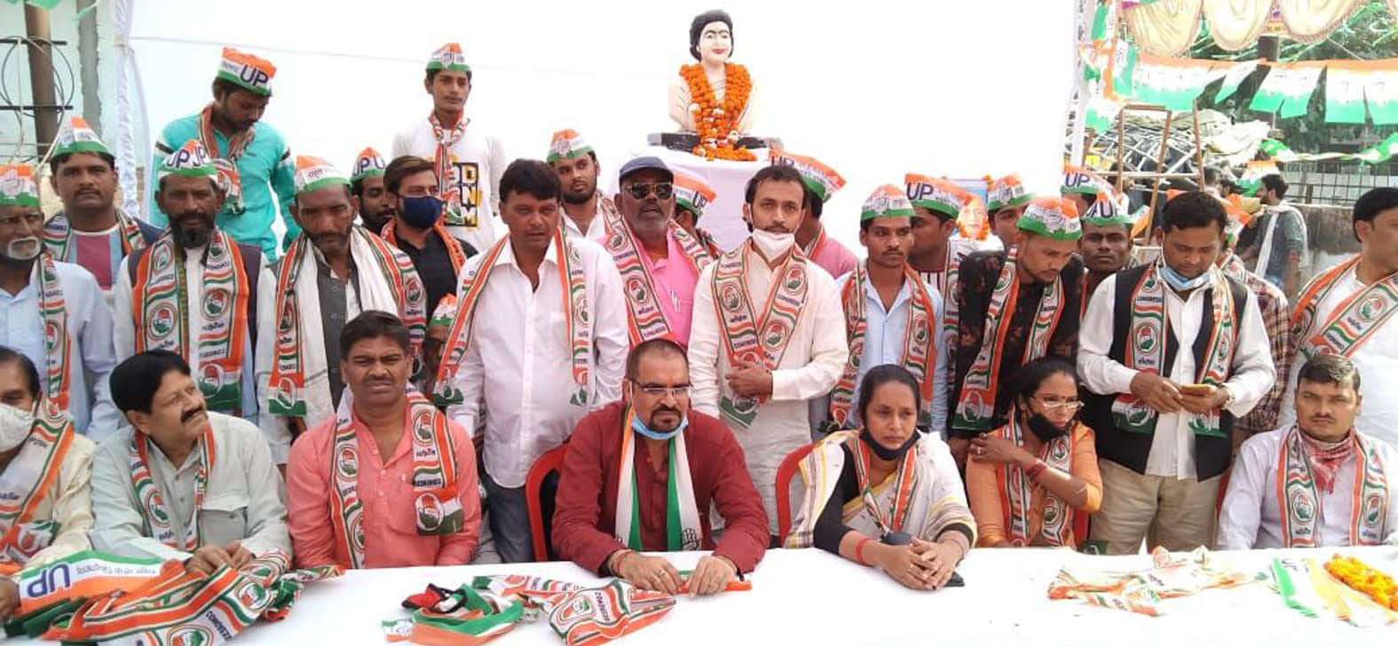 इंदिरा गांधी की पुण्य तिथि पर गोष्ठी करते कांग्रेस कार्यकर्ता। इंदिरा गांधी की पुण्य तिथि पर गोष्ठी करते कांग्रेस कार्यकर्ता।