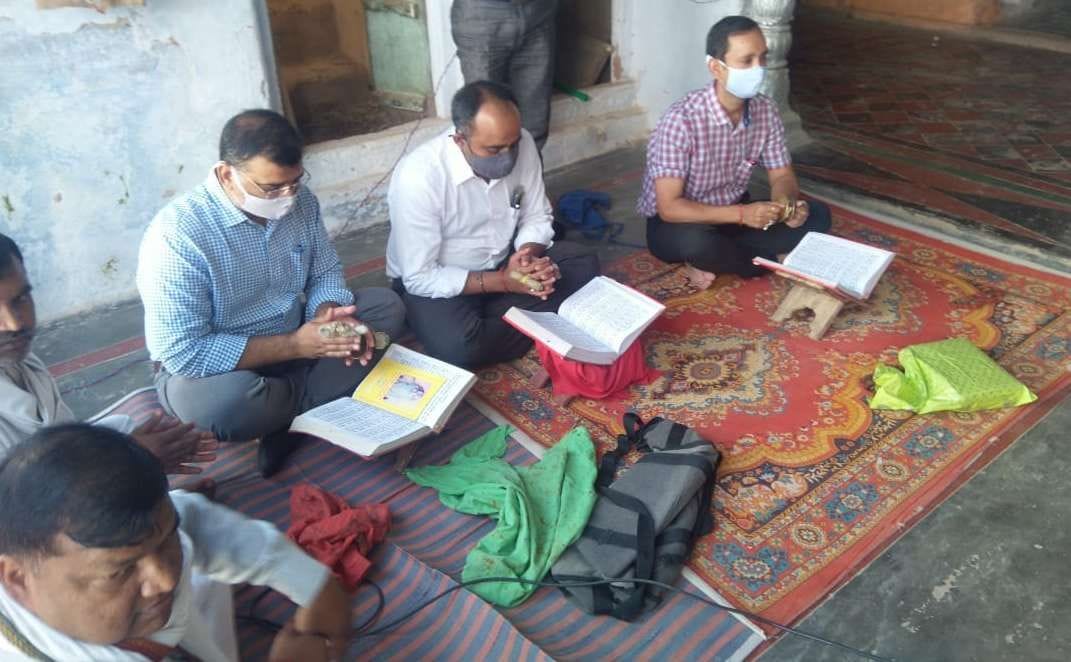वाल्मीकि जयंती पर निजामाबाद के दत्तात्रेय धाम पर रामायण पाठ करते एसडीएम राजीव रतन सिंह, तहसीलदा? वाल्मीकि जयंती पर निजामाबाद के दत्तात्रेय धाम पर रामायण पाठ करते एसडीएम राजीव रतन सिंह, तहसीलदा?