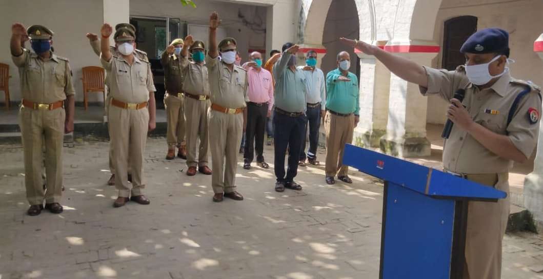 पटेल जी की जंयती पर एसपी कार्यालय पर पुलिसकर्मियों को शपथ दिलाते एसपी सुधीर कुमार सिंह। पटेल जी की जंयती पर एसपी कार्यालय पर पुलिसकर्मियों को शपथ दिलाते एसपी सुधीर कुमार सिंह।