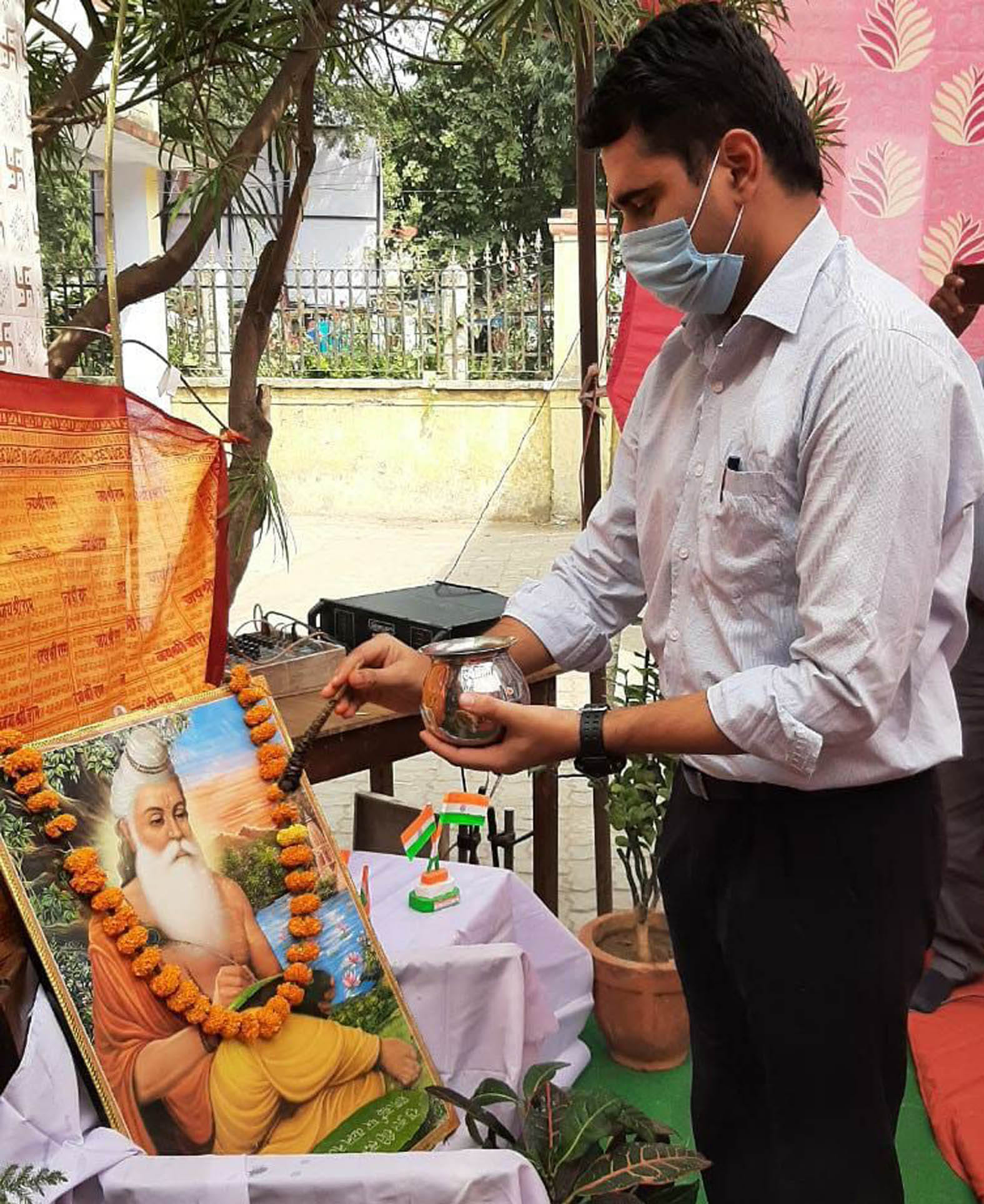 महर्षि वाल्मीकि के चित्र पर पूजा करते एसडीएम सदर सुधीर सिंह (आईएएस)।