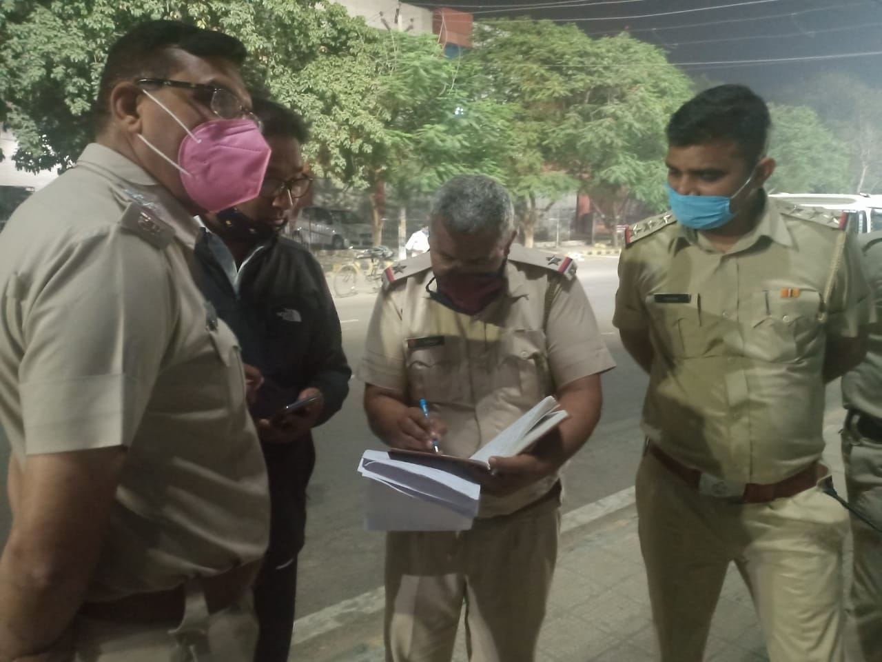 कोर्ट के पास गोली लगने से घायल सुनील को इलाज के लिए पीजीआई में लाया गया जानकारी लेती पुलिस। कोर्ट के पास गोली लगने से घायल सुनील को इलाज के लिए पीजीआई में लाया गया जानकारी लेती पुलिस।