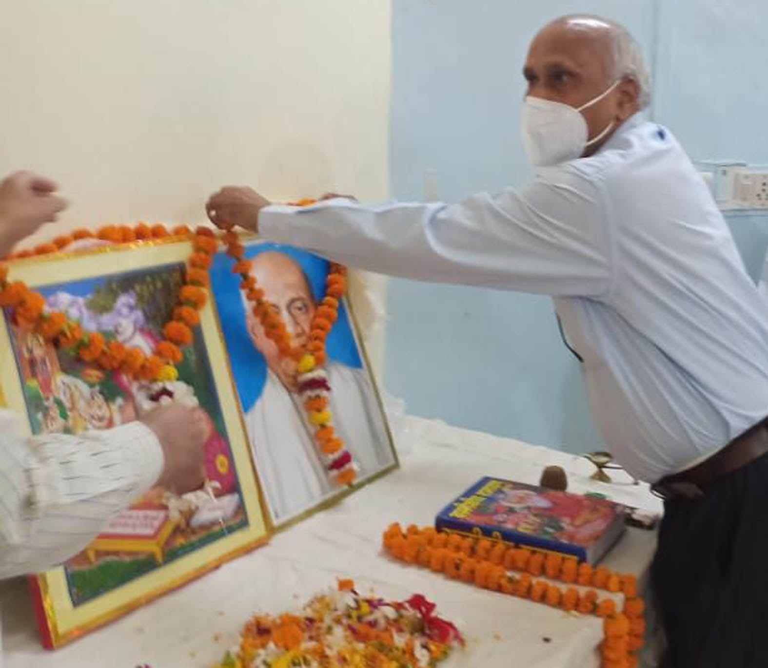 महर्षि वाल्मीकि और सरदार वल्लभ भाई पटेल के चित्र पर माल्यार्पण करते सीडीओ हरिश्चंद्र वर्मा।