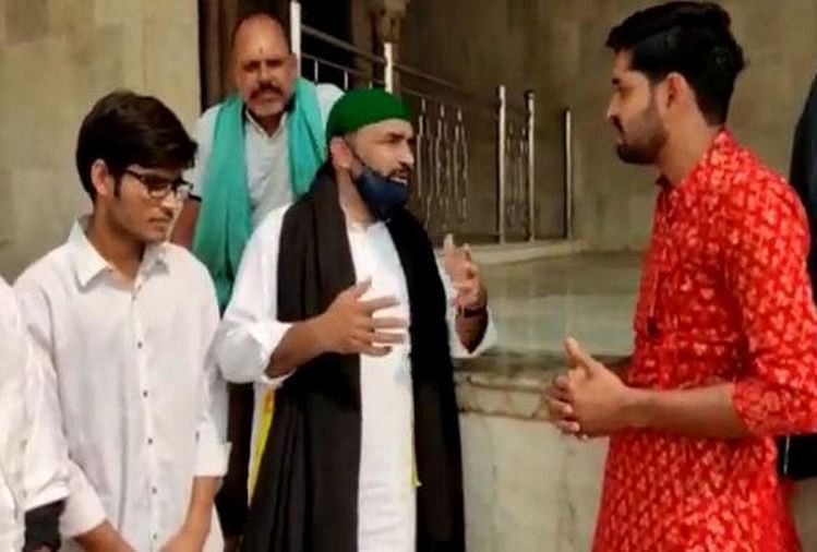 मथुरा: नंदबाबा मंदिर में नमाज मामले ने पकड़ा तूल, चार युवकों के खिलाफ रिपोर्ट दर्ज फैजल खान ने दिया सद्भावना का संदेश