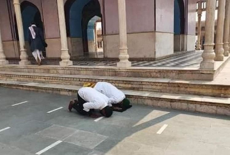 मथुरा: नंदबाबा मंदिर में नमाज मामले ने पकड़ा तूल, चार युवकों के खिलाफ रिपोर्ट दर्ज मंदिर परिसर में नमाज अदा करते मुस्लिम यात्री