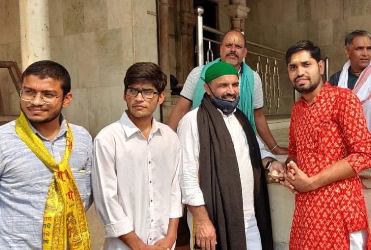 मथुरा: नंदबाबा मंदिर में नमाज मामले ने पकड़ा तूल, चार युवकों के खिलाफ रिपोर्ट दर्ज पुजारी ने भेंट किया मंदिर का प्रसाद