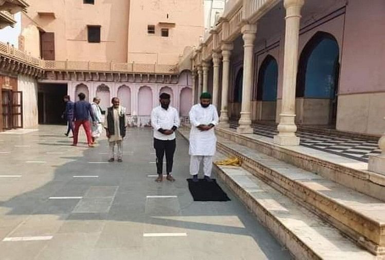 मथुरा: नंदबाबा मंदिर में नमाज मामले ने पकड़ा तूल, चार युवकों के खिलाफ रिपोर्ट दर्ज मंदिर परिसर में नमाज अदा करते मुस्लिम यात्री