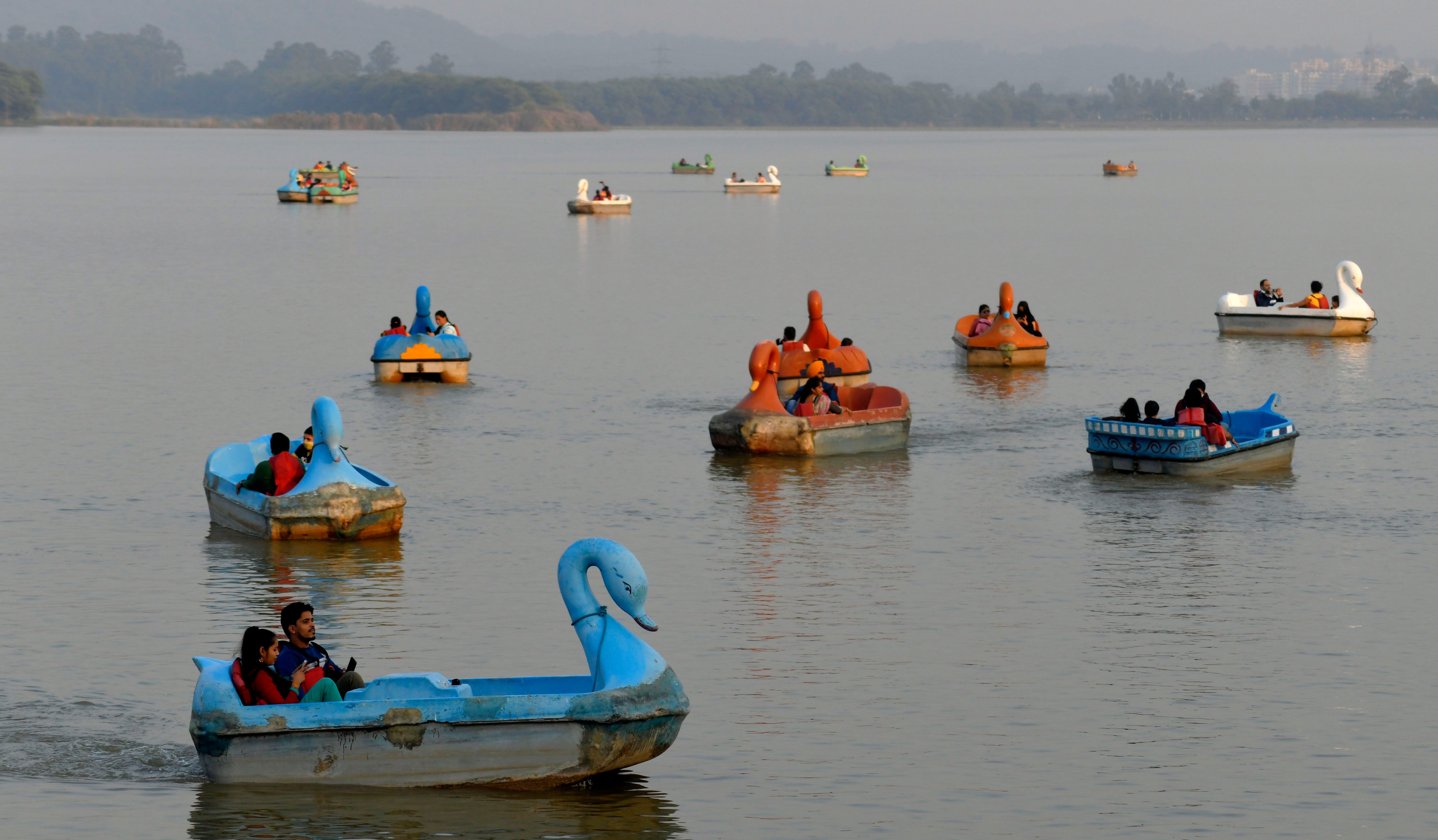 बोटिंग के दौरान अधिकतर बिना मास्क के दिखे। बोटिंग के दौरान अधिकतर बिना मास्क के दिखे।