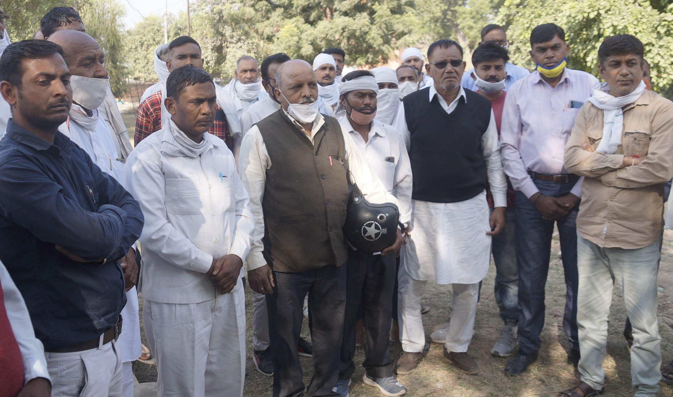 बारह क्वार्टर निवासी ईश्वर के आत्महत्या मामले में नागरिक अस्पताल में खड़े परिजन। बारह क्वार्टर निवासी ईश्वर के आत्महत्या मामले में नागरिक अस्पताल में खड़े परिजन।
