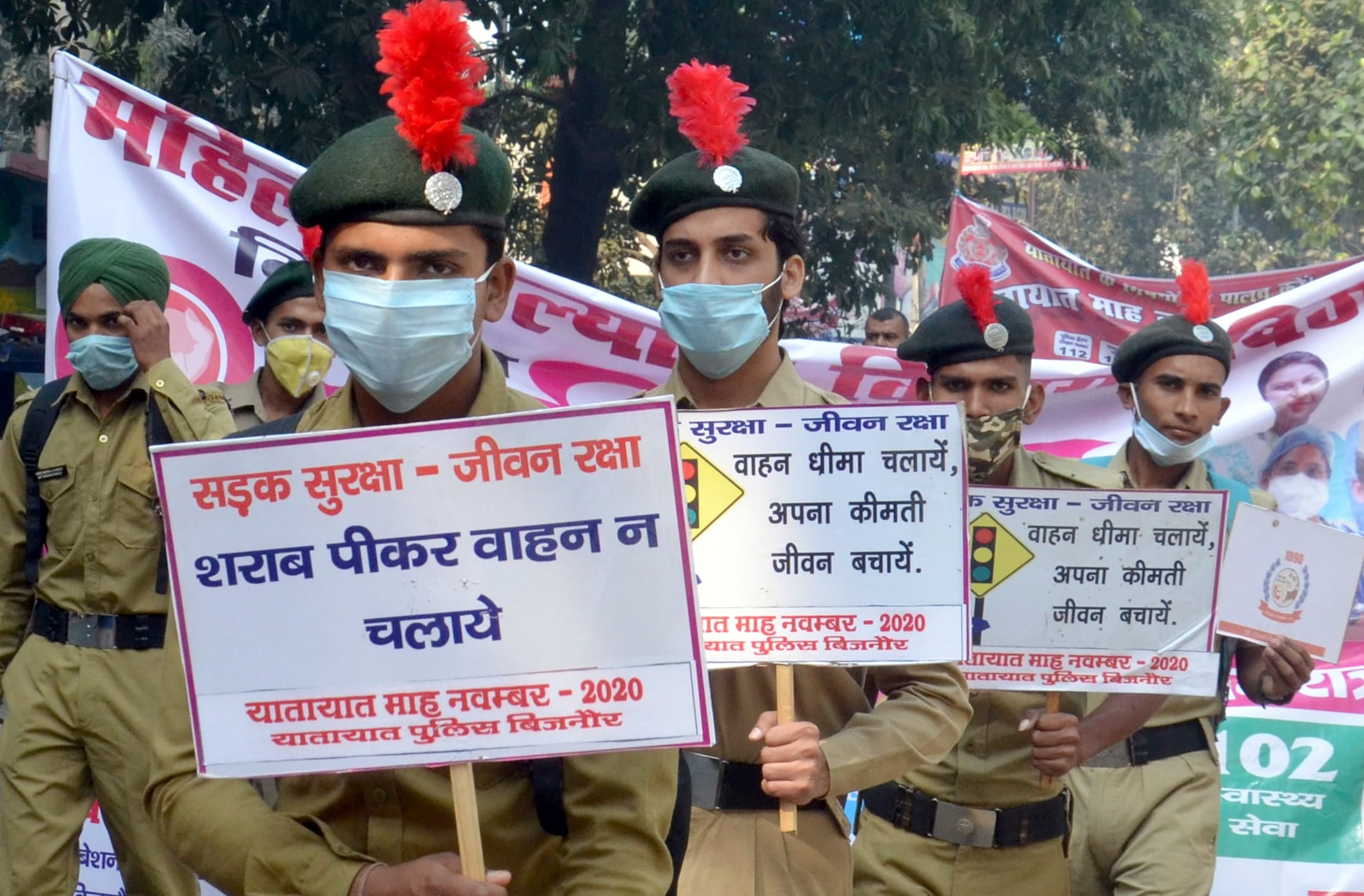 बिजनौर में यातायात जागरूकता रैली में शामिल एनसीसी कैडेट्स।
