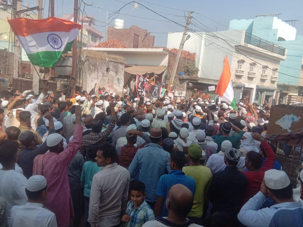 गंगोह में फ्रांस के विरोध में नारेबाजी करते मुस्लिमों की भीड़ गंगोह में फ्रांस के विरोध में नारेबाजी करते मुस्लिमों की भीड़