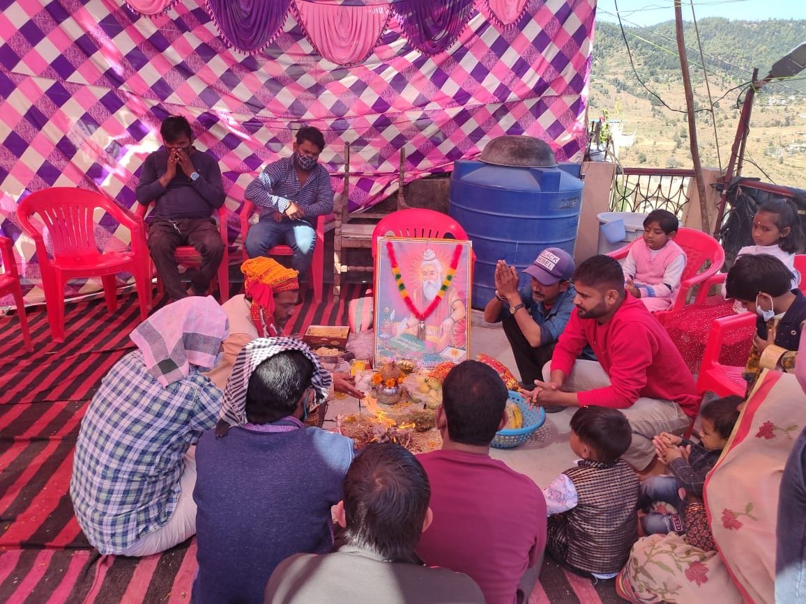 चंपावत में बाल्मीकि जयंती पर पूजा अर्चना करते पर्यावरण मित्र।