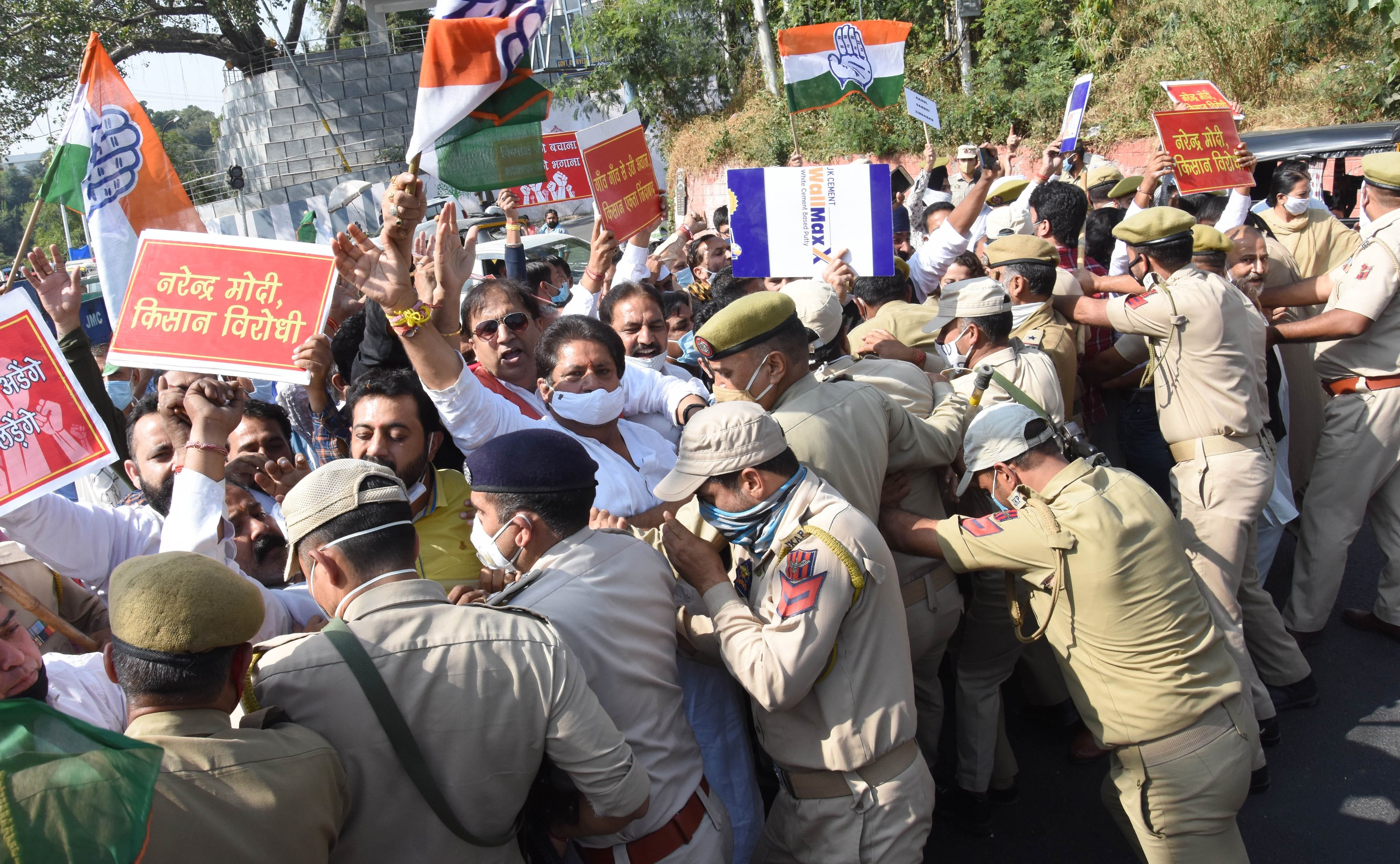 जम्मू के इंदिरा चौक पर कांग्रेस कार्यकर्ताओं को सचिवालय की ओर मार्च निकालने से रोकते पुलिस कर्म? जम्मू के इंदिरा चौक पर कांग्रेस कार्यकर्ताओं को सचिवालय की ओर मार्च निकालने से रोकते पुलिस कर्म?