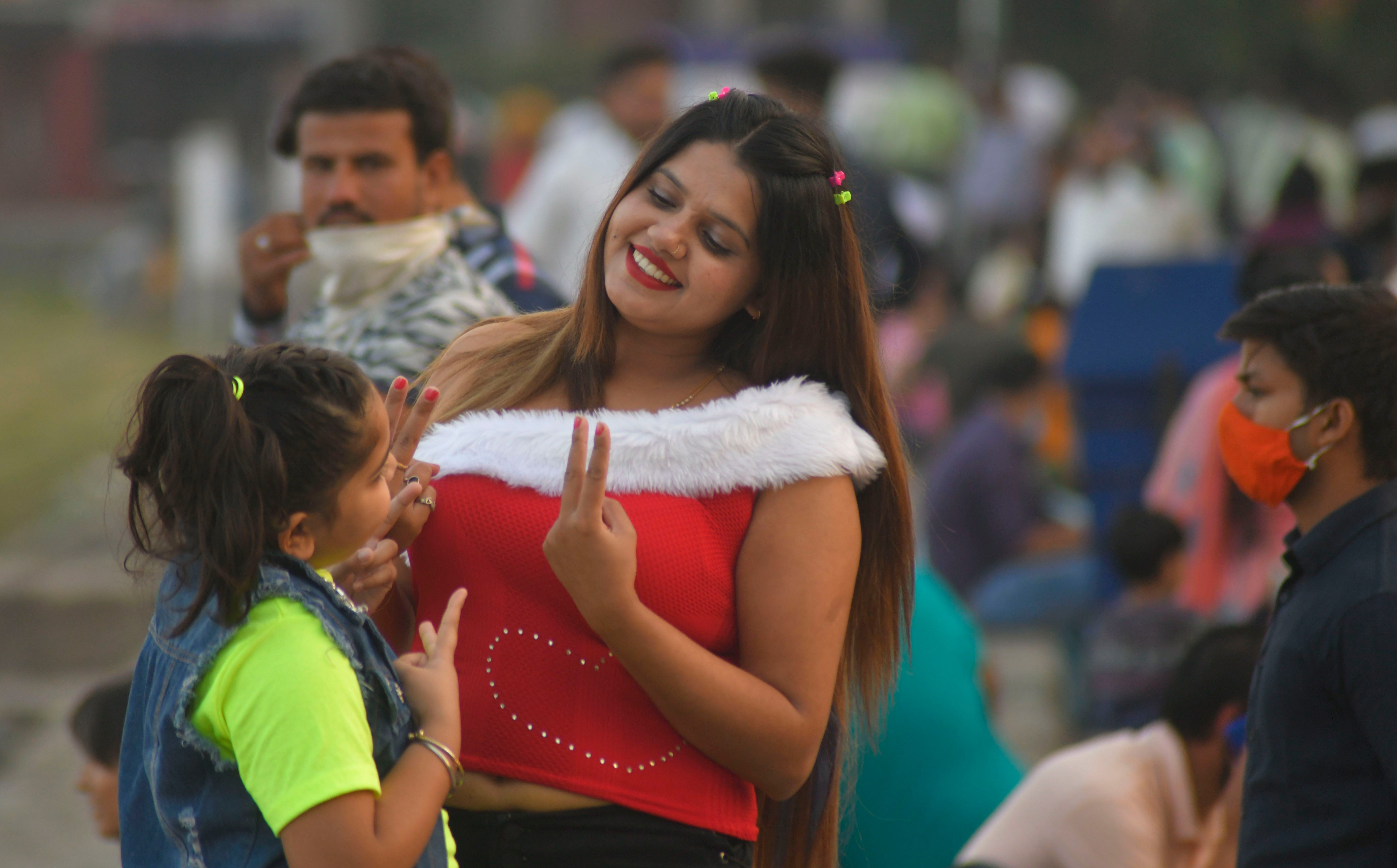 सुखना लेक पर बिना मास्क के घूमते लोग। सुखना लेक पर बिना मास्क के घूमते लोग।
