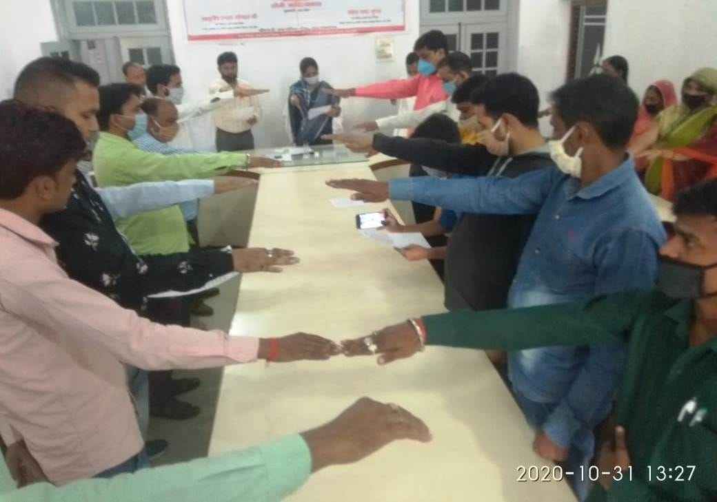 गोला में कर्मचारियों को राष्ट्रीय एकता की शपथ दिलातीं पालिकाध्यक्ष। गोला में कर्मचारियों को राष्ट्रीय एकता की शपथ दिलातीं पालिकाध्यक्ष।