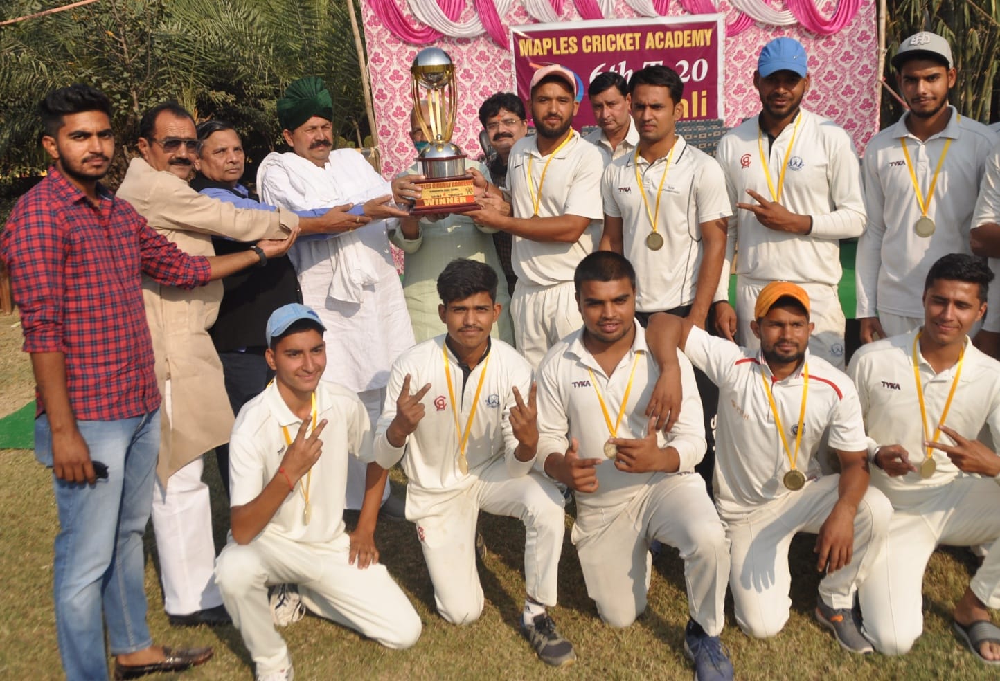 शामली मैपल्स एकेडमी में आयोजित किक्रेट प्रतियोगिता में विजई खिलाडियो को ट्रॉफी देते भाकियू अध् शामली मैपल्स एकेडमी में आयोजित किक्रेट प्रतियोगिता में विजई खिलाडियो को ट्रॉफी देते भाकियू अध्