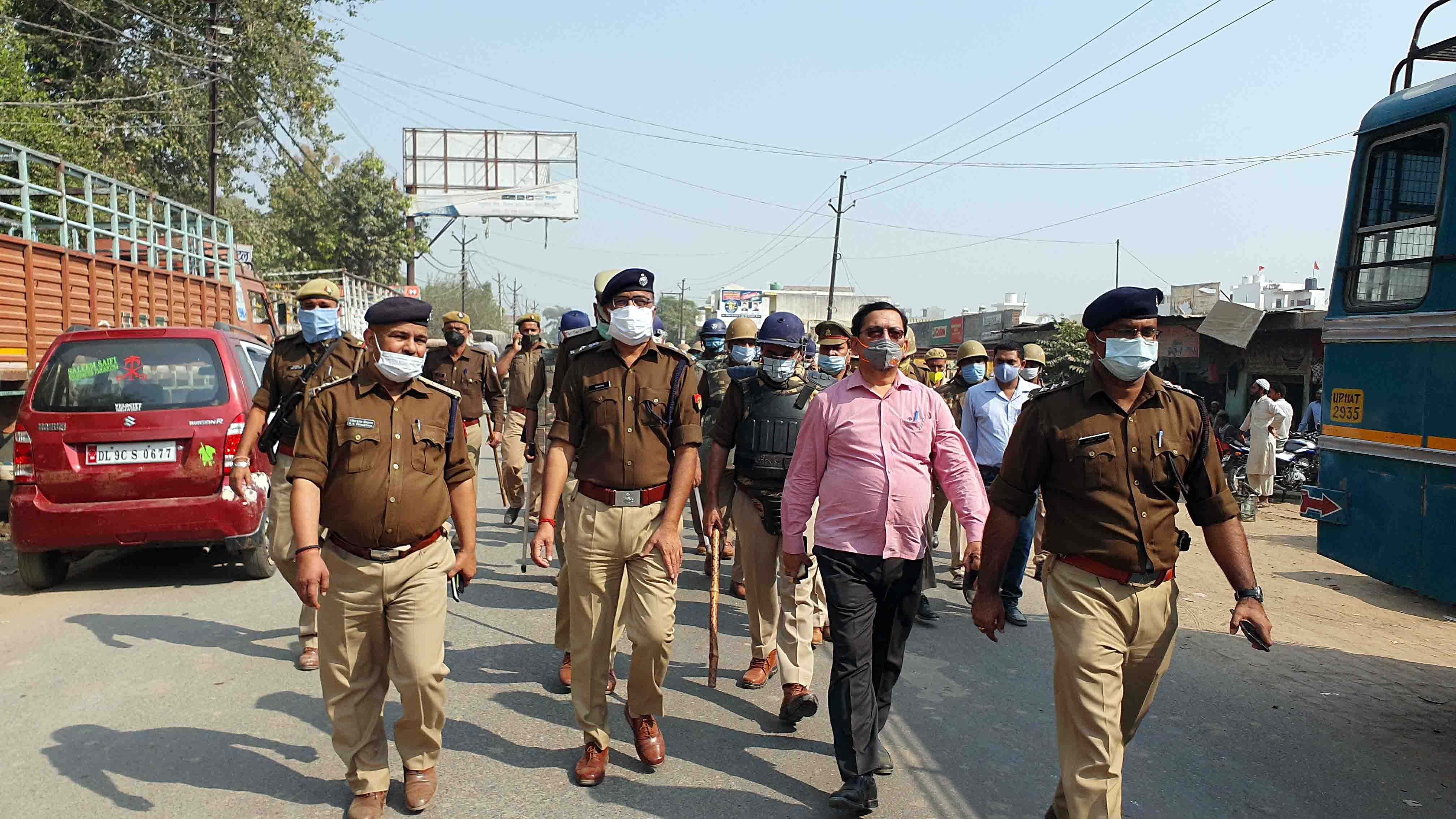 शामली : कैराना में फोर्स के साथ फ्लैग मार्च करते एसपी नित्यानंद राय, एएसपी राजेश श्रीवास्तव, एसडी? शामली : कैराना में फोर्स के साथ फ्लैग मार्च करते एसपी नित्यानंद राय, एएसपी राजेश श्रीवास्तव, एसडी?