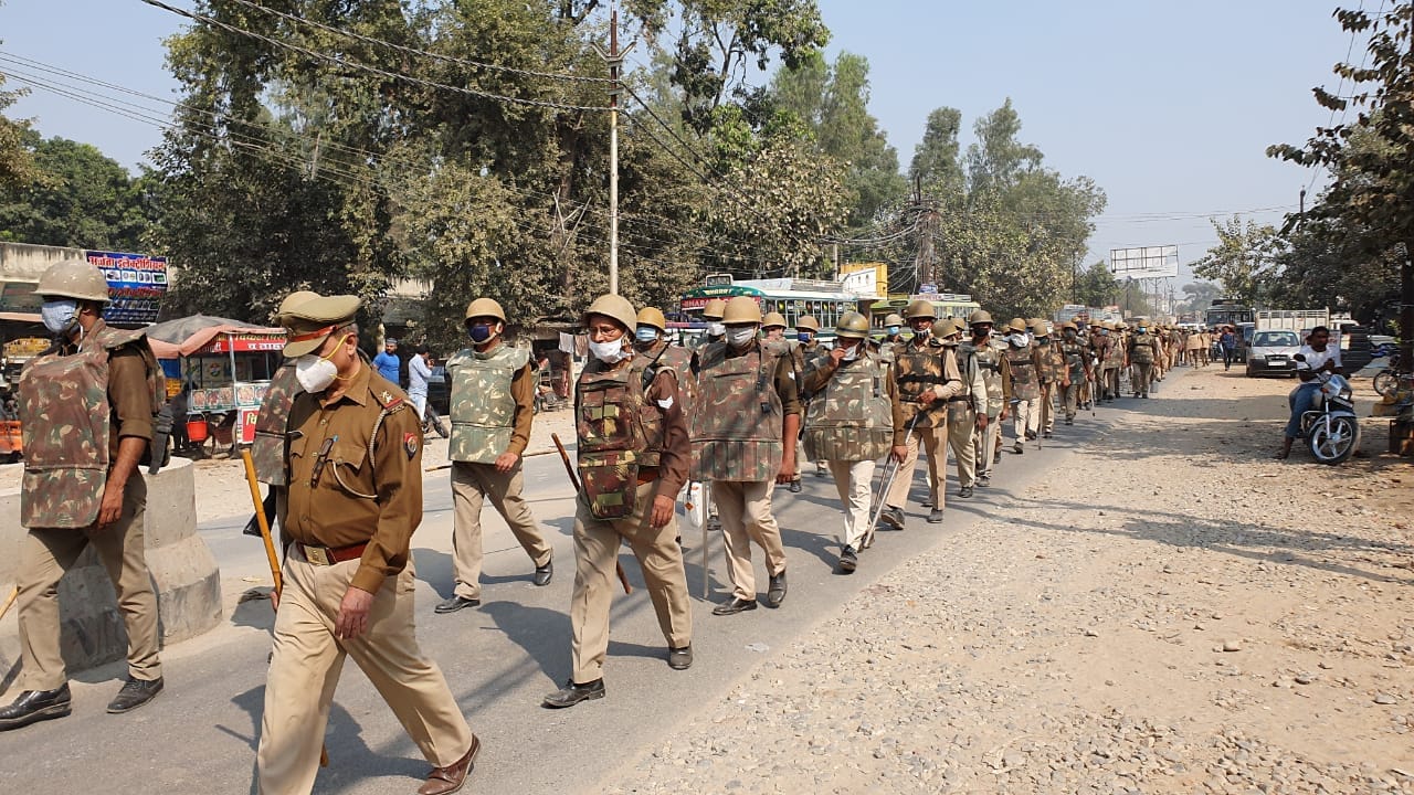 कैराना में फ्लैग मार्च करते पुलिस और पीएसी के जवान कैराना में फ्लैग मार्च करते पुलिस और पीएसी के जवान