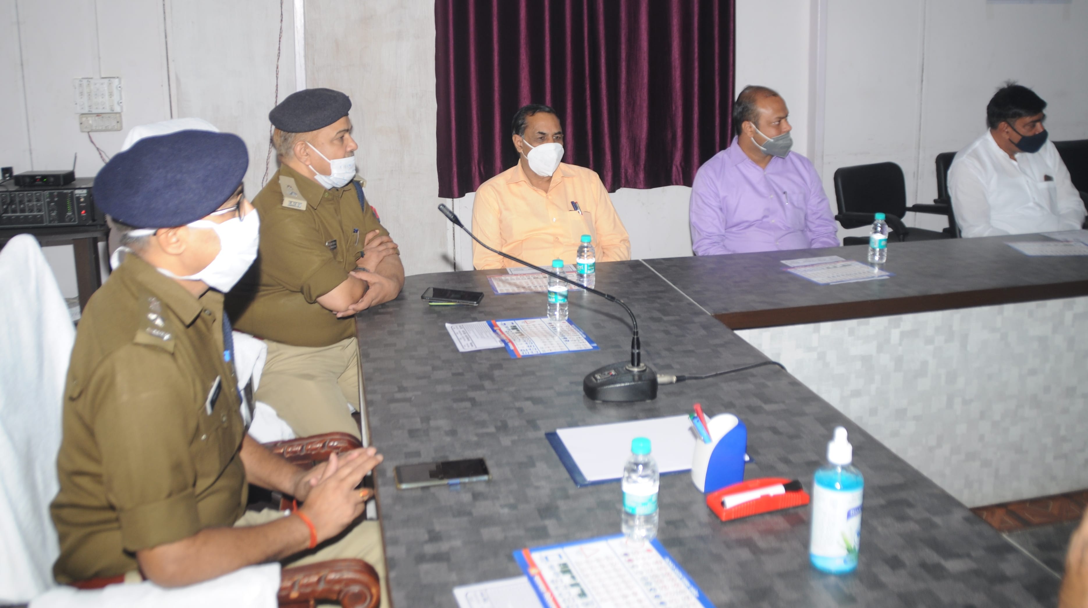 शामली पुलिस लाइन में आयोजित गोष्ठी में बालते एसपी शामली पुलिस लाइन में आयोजित गोष्ठी में बालते एसपी