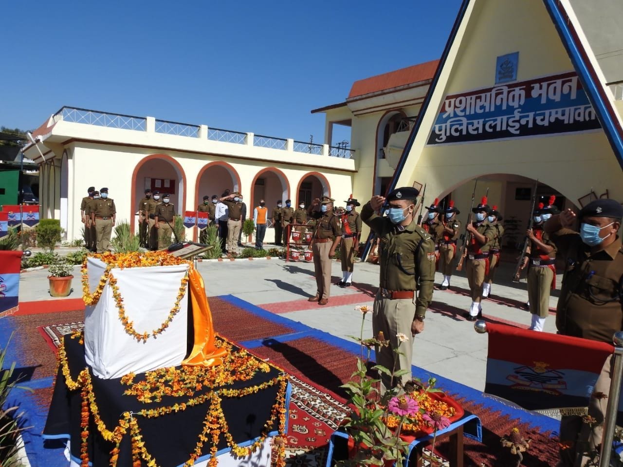 चंपावत पुलिस लाइन में राष्ट्रीय अखंडता की शपथ दिलाते एसपी लोकेश्वर सिंह। चंपावत पुलिस लाइन में राष्ट्रीय अखंडता की शपथ दिलाते एसपी लोकेश्वर सिंह।