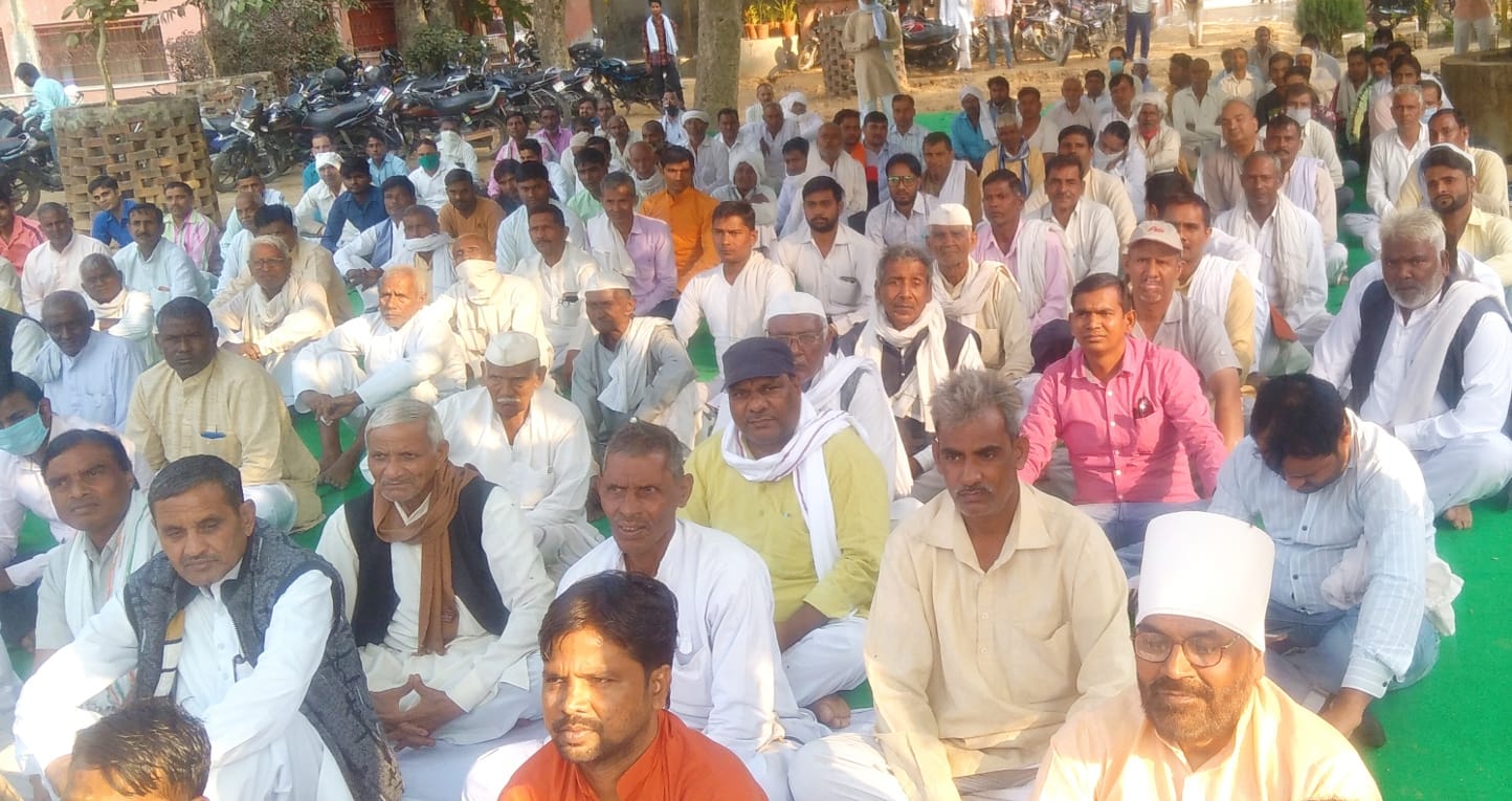 शामली क्षेत्र के गांव लिलौन में आयोजित बैठक में भाग लेते कश्यप समाज के लोग शामली क्षेत्र के गांव लिलौन में आयोजित बैठक में भाग लेते कश्यप समाज के लोग