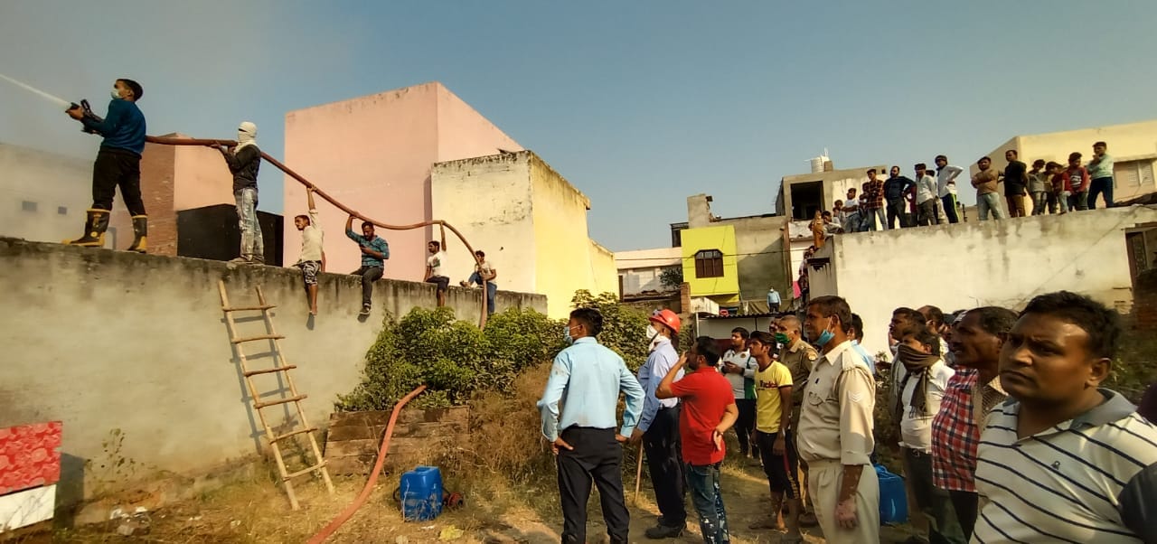 हसनपुर प्लाईवुड के गोदाम में लगी आग को बुझाने का प्रयास करते दमकल कर्मी, वहीं घटनास्थल पर माजूद प? हसनपुर प्लाईवुड के गोदाम में लगी आग को बुझाने का प्रयास करते दमकल कर्मी, वहीं घटनास्थल पर माजूद प?