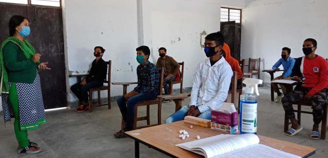 चंपावत आदर्श जीआईसी में सामाजिक दूरी के साथ छात्रों को पढ़ाती शिक्षिका।