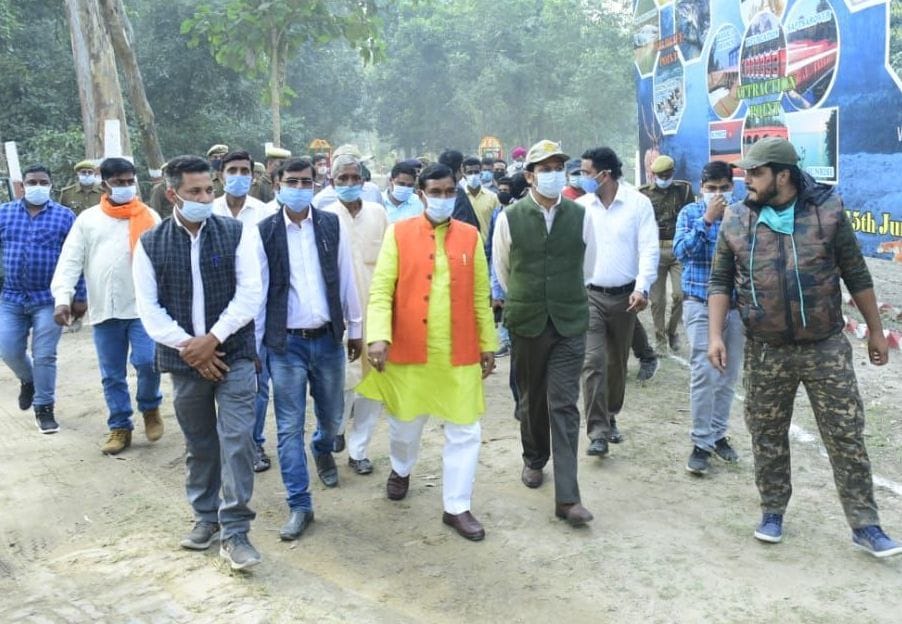 चूका बीच पहुंचकर सैर करते जनप्रतिनधि और अफसर। चूका बीच पहुंचकर सैर करते जनप्रतिनधि और अफसर।