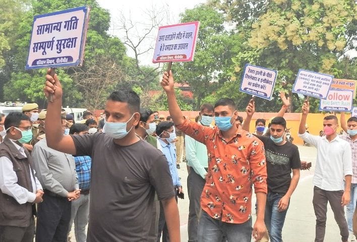यातायात माह नवंबर की शुरूआत पर निकाली गई जागरूकता रैली। यातायात माह नवंबर की शुरूआत पर निकाली गई जागरूकता रैली।