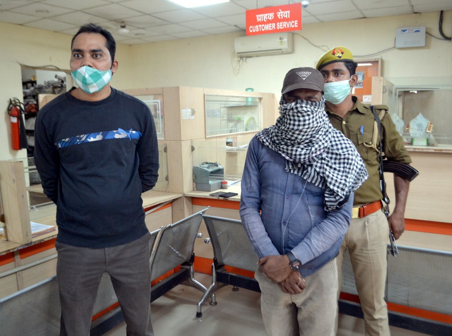 बैंक में घुसा गमछे से मुंह बंद किए खड़ा चोर। बैंक में घुसा गमछे से मुंह बंद किए खड़ा चोर।