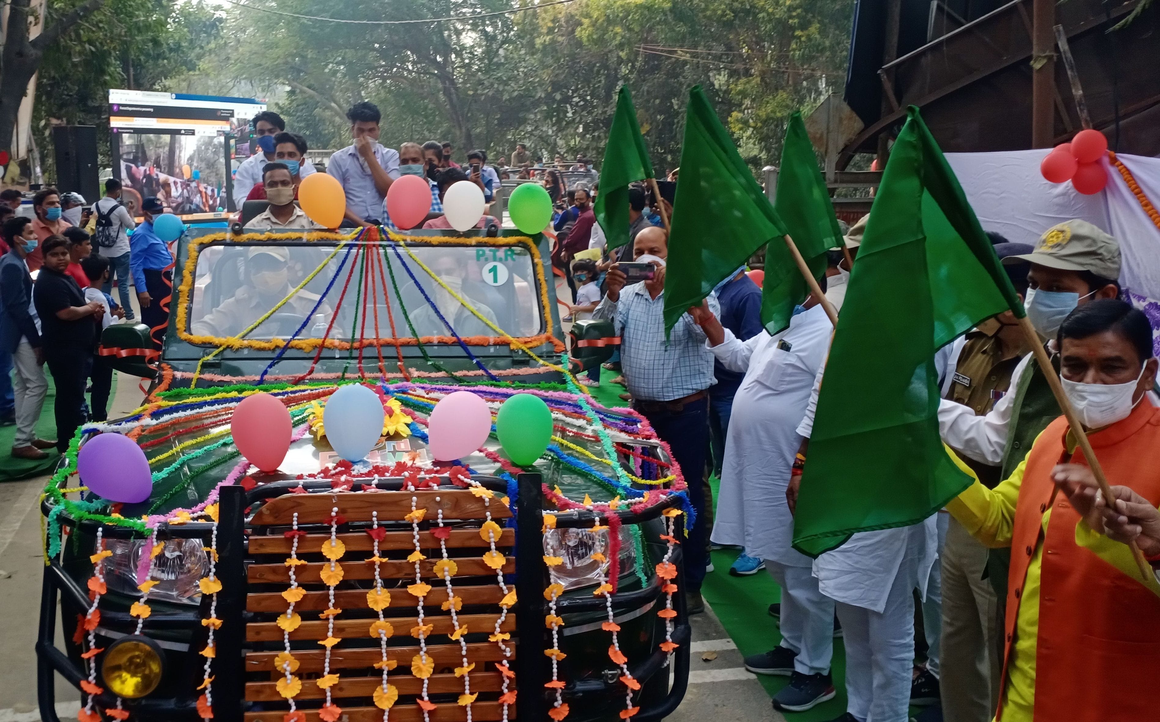 बनकटी रोड स्थित टाइगर रिजर्व के सिग्नेचर गेट पर झंडी दिखाकर वाहन रवाना करते जनप्रतिनिधि और अफसर? बनकटी रोड स्थित टाइगर रिजर्व के सिग्नेचर गेट पर झंडी दिखाकर वाहन रवाना करते जनप्रतिनिधि और अफसर?
