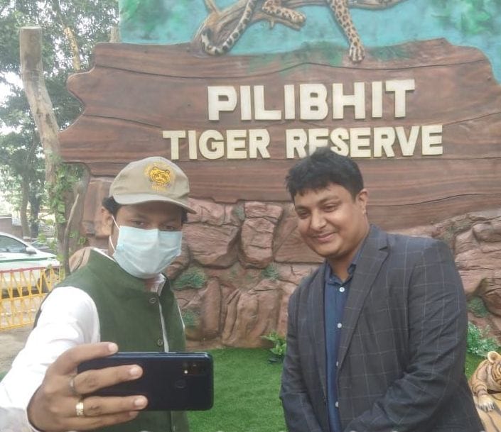 महोफ रेंज में बने सेल्फी प्वाइंट पर टाइगर रिजर्व के डिप्टी डायरेक्टर संग सेल्फी लेते डीएम। महोफ रेंज में बने सेल्फी प्वाइंट पर टाइगर रिजर्व के डिप्टी डायरेक्टर संग सेल्फी लेते डीएम।