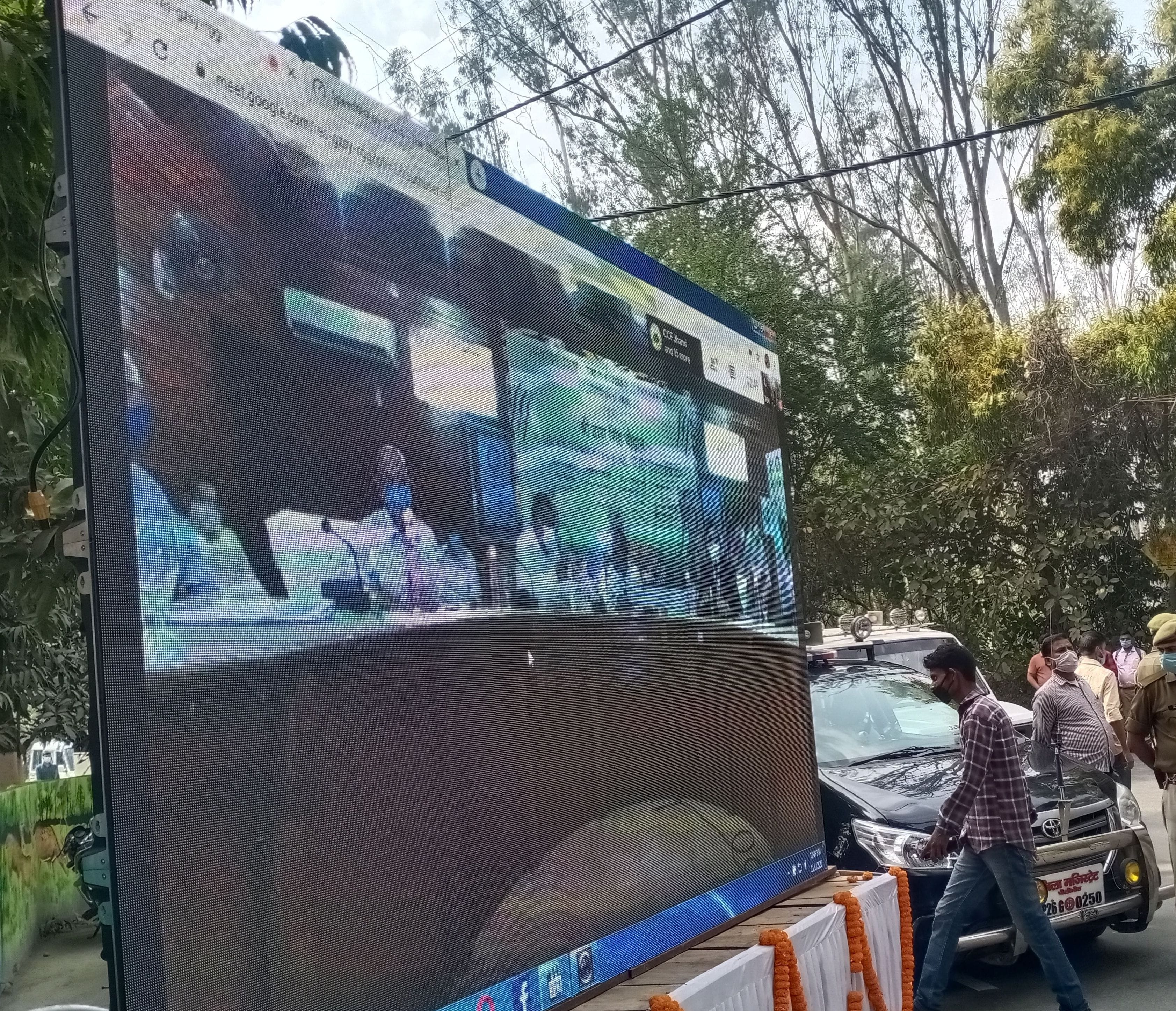 बनकटी रोड पर सिग्नेचर गेट पर लगी इसी स्क्रीन के माध्यम से वनमंत्री दारा सिंह चौहान ने किया शुभार? बनकटी रोड पर सिग्नेचर गेट पर लगी इसी स्क्रीन के माध्यम से वनमंत्री दारा सिंह चौहान ने किया शुभार?