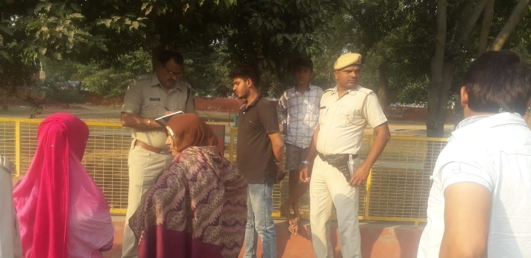 डीएसपी साधुराम महिला के बेटे और नौकरानी पूजा से पूछताछ करते हुए। डीएसपी साधुराम महिला के बेटे और नौकरानी पूजा से पूछताछ करते हुए।