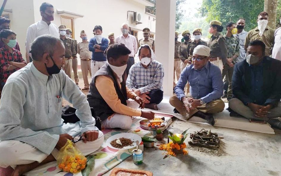 दुधवा पर्यटन परिसर में हवन पूजन करते पीसीसीएफ।