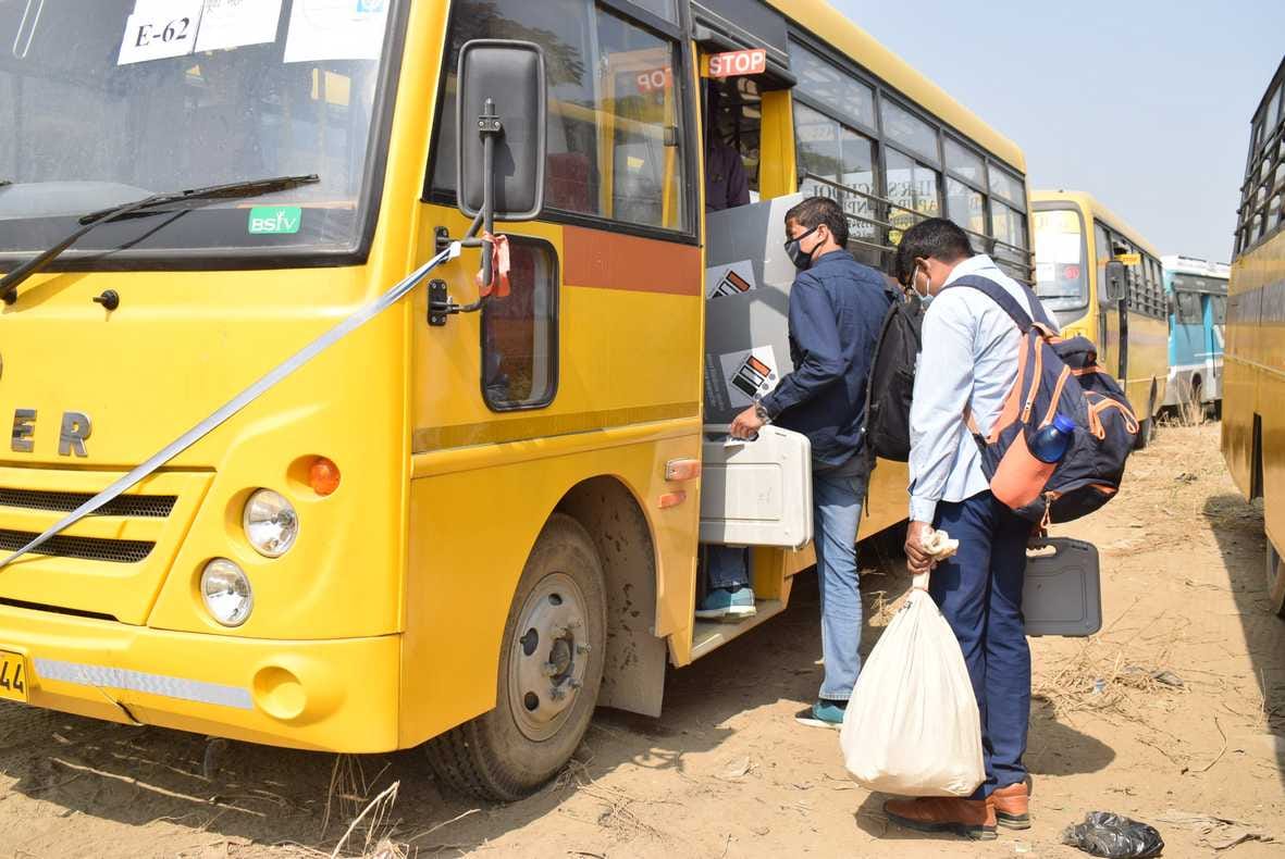 नई सब्जी मंडी में ईवीएम मशीन लेकर बसों में चढ़ते मतदान कर्मी।