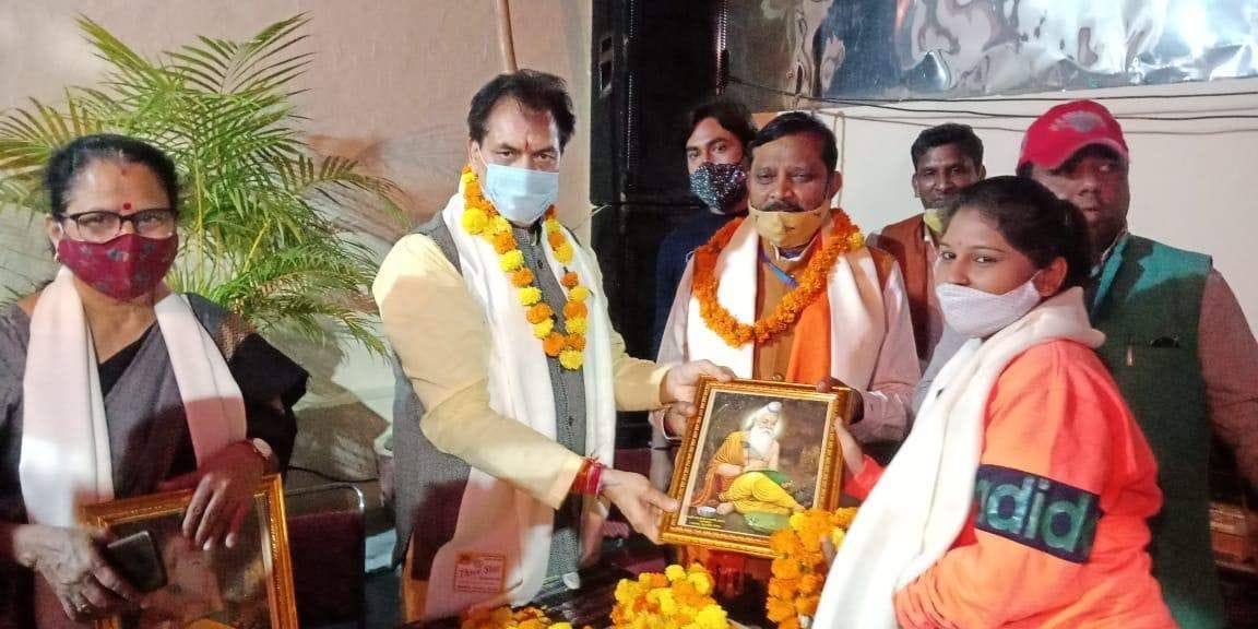 वाल्मीकि जयंती पर विस अध्यक्ष प्रेमचंद अग्रवाल को स्मृति चिह्न भेंट करते वाल्मीकि के लोग। वाल्मीकि जयंती पर विस अध्यक्ष प्रेमचंद अग्रवाल को स्मृति चिह्न भेंट करते वाल्मीकि के लोग।