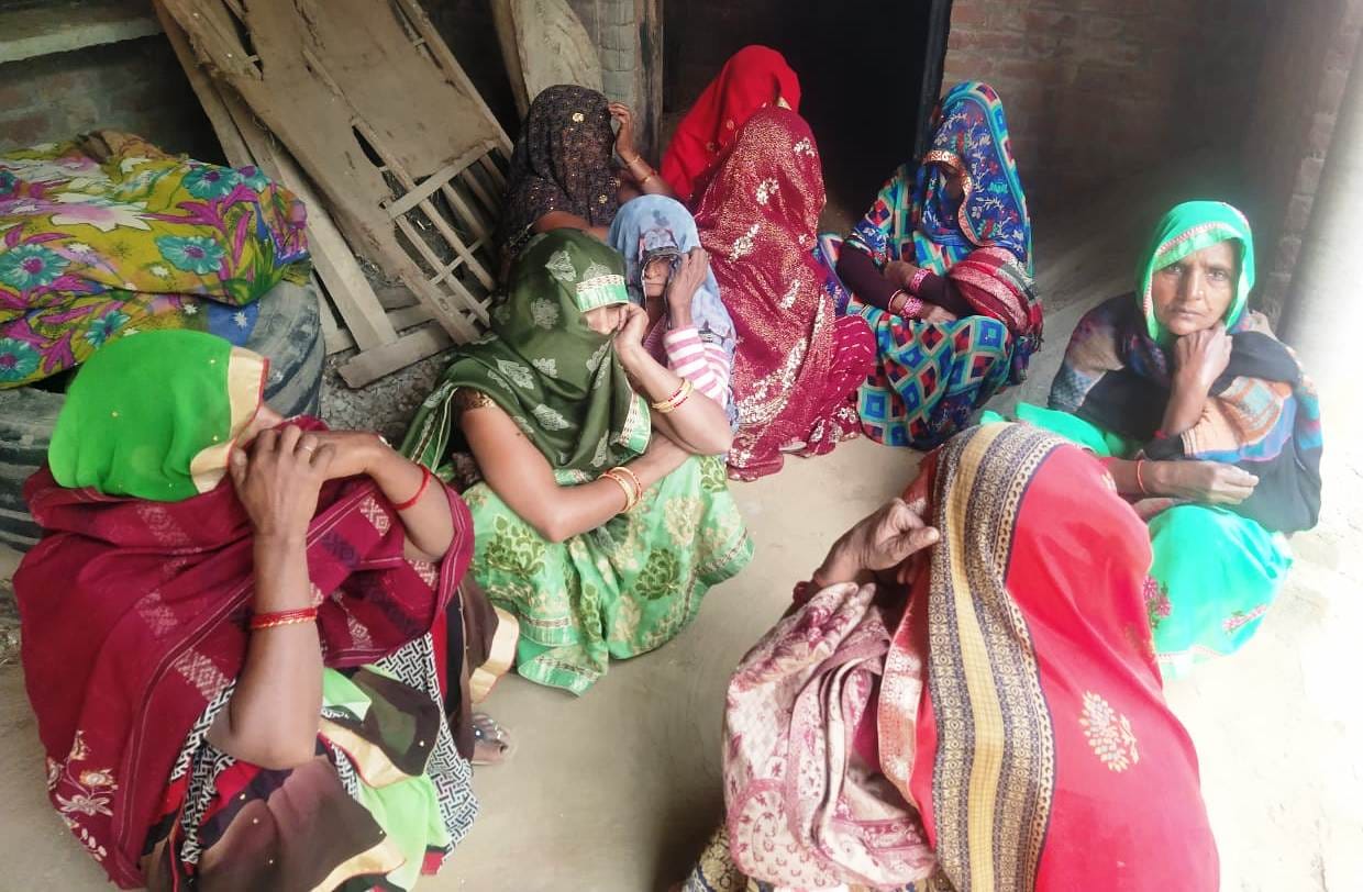 कासगंज के पटियाली के ग्राम चांदपुर में कोरोना से ग्रामीण की मौत के बाद शोकाकुल परिजन कासगंज के पटियाली के ग्राम चांदपुर में कोरोना से ग्रामीण की मौत के बाद शोकाकुल परिजन