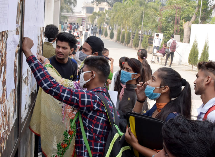 जैन डिग्री कॉलेज में लगी लिस्ट देखते छात्र छात्राएं जैन डिग्री कॉलेज में लगी लिस्ट देखते छात्र छात्राएं