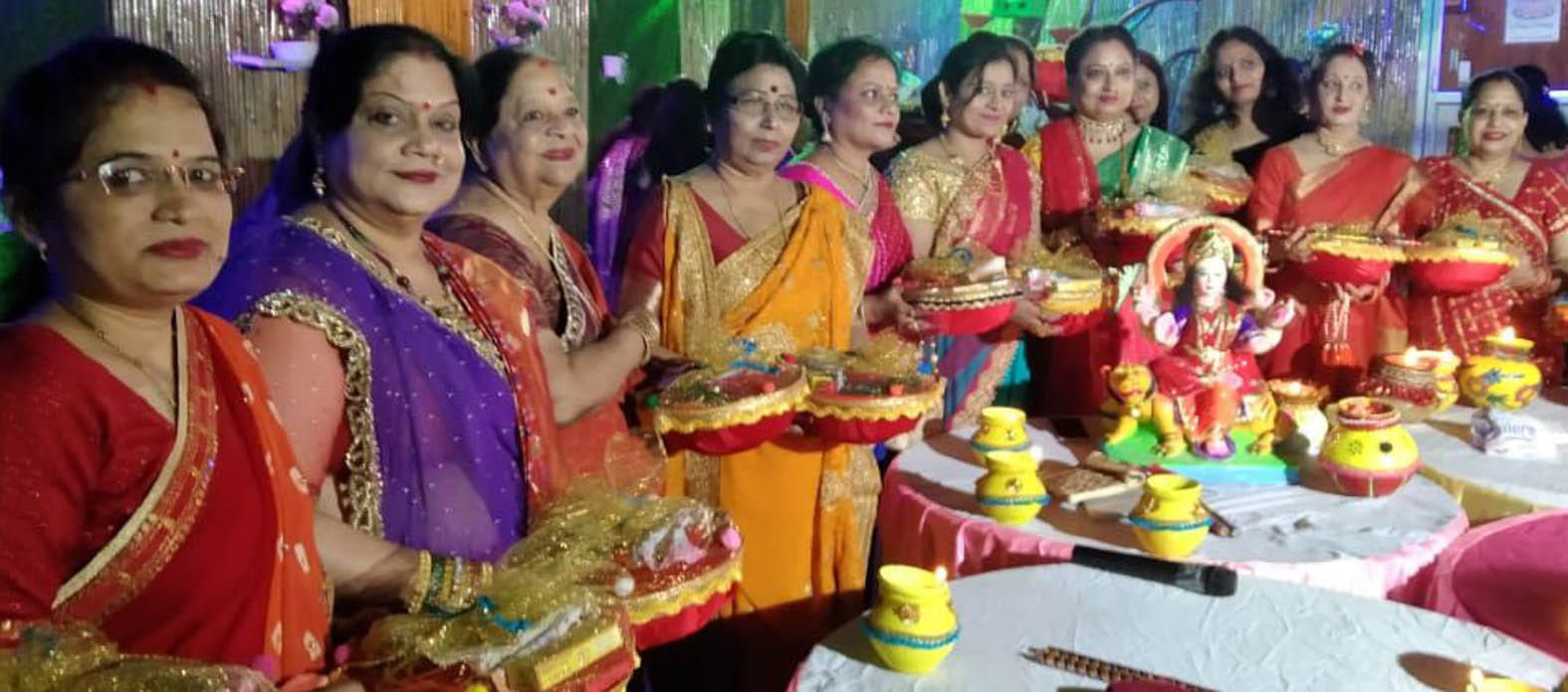 महिला हार्पर के करवा चौथ रंगारंग कार्यक्रम में पूजा सामग्री की थालियों के साथ महिलाएं। महिला हार्पर के करवा चौथ रंगारंग कार्यक्रम में पूजा सामग्री की थालियों के साथ महिलाएं।
