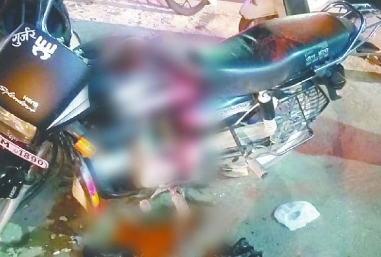 महिला ने हथौड़े से युवक का सिर फोड़ा, बोली- यह फेसबुक पर लड़कियों को फंसाने की सजा घायल युवक की बाइक