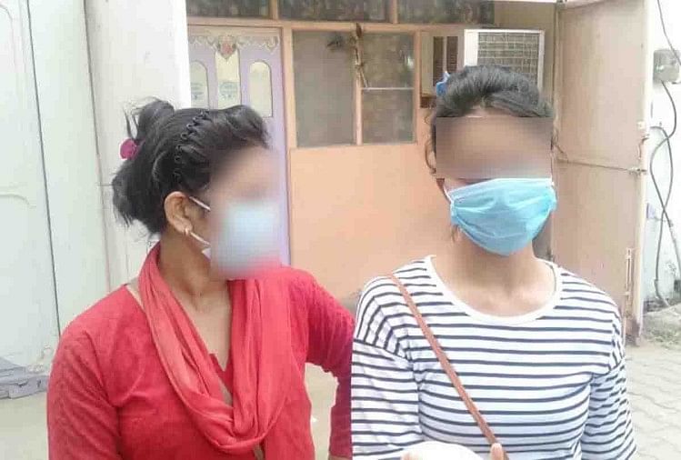 यूपी: कांग्रेस जिलाध्यक्ष को जूतों से पीटने वाली युवतियों ने बताया, वो फोन पर करता था घिनौनी बातें कांग्रेस जिलाध्यक्ष को जूतों से पीटने वाली युवतियां