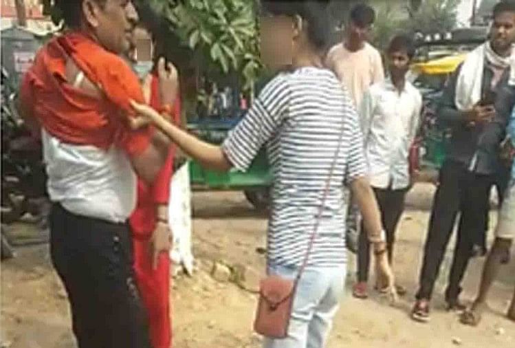 यूपी: कांग्रेस जिलाध्यक्ष को जूतों से पीटने वाली युवतियों ने बताया, वो फोन पर करता था घिनौनी बातें लगाया छेड़खानी, फोन पर अश्लील बातें करने का आरोप