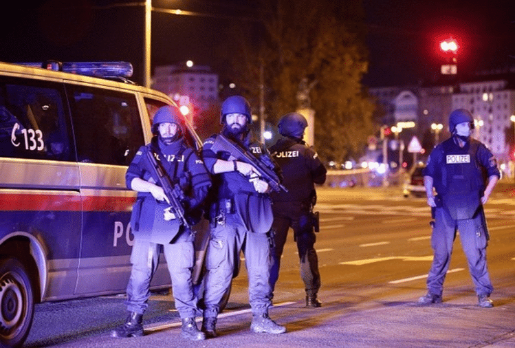 Vienna में मुंबई जैसा आतंकी हमला, सामने आए हर शख्स पर अंधाधुंध गोलियां बरसाते रहे आतंकी shooting at Vienna synagogue
