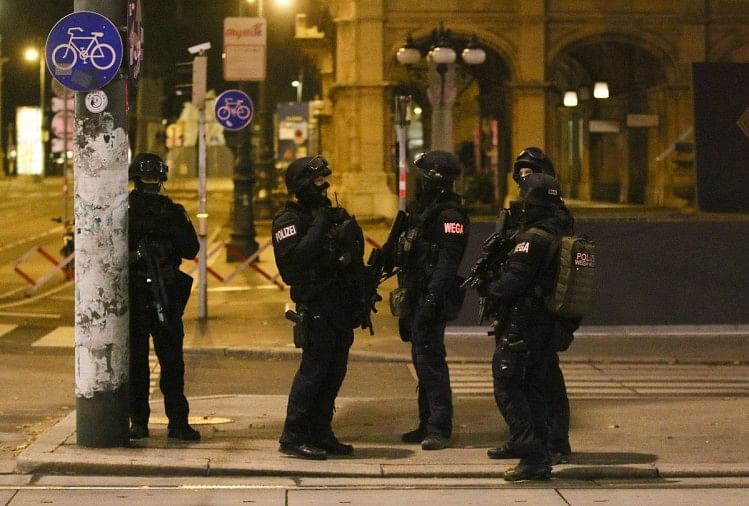 Vienna में मुंबई जैसा आतंकी हमला, सामने आए हर शख्स पर अंधाधुंध गोलियां बरसाते रहे आतंकी वियना में आतंकी हमला