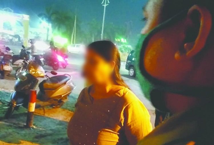 महिला ने हथौड़े से युवक का सिर फोड़ा, बोली- यह फेसबुक पर लड़कियों को फंसाने की सजा आरोपी महिला