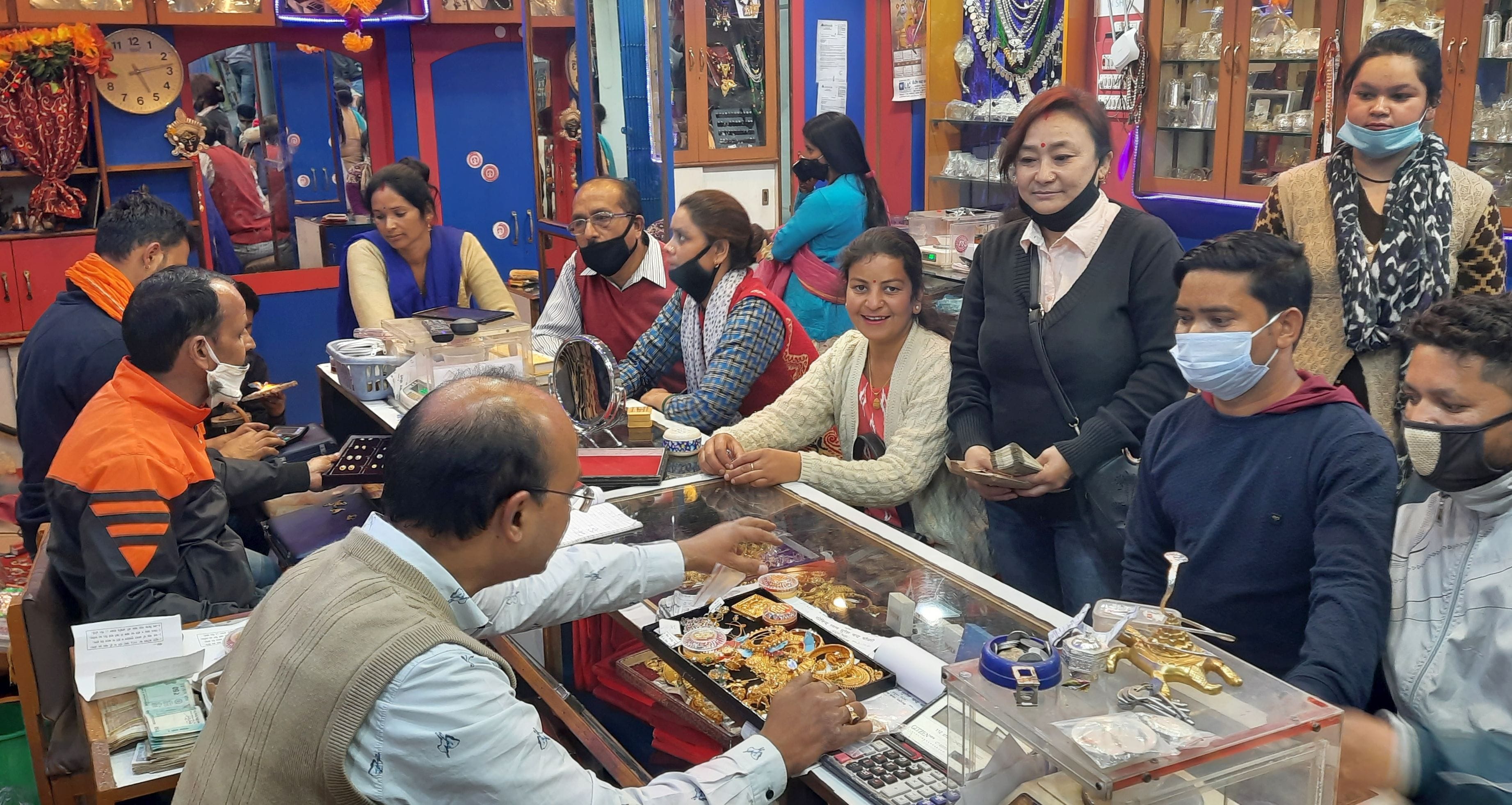 पुराना बाजार में स्वर्ण आभूषण की खरीदारी करती महिलाएं। पुराना बाजार में स्वर्ण आभूषण की खरीदारी करती महिलाएं।