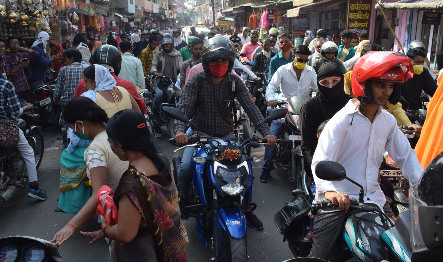 सदर बाजार में लगे जाम में फंसे लोग सदर बाजार में लगे जाम में फंसे लोग