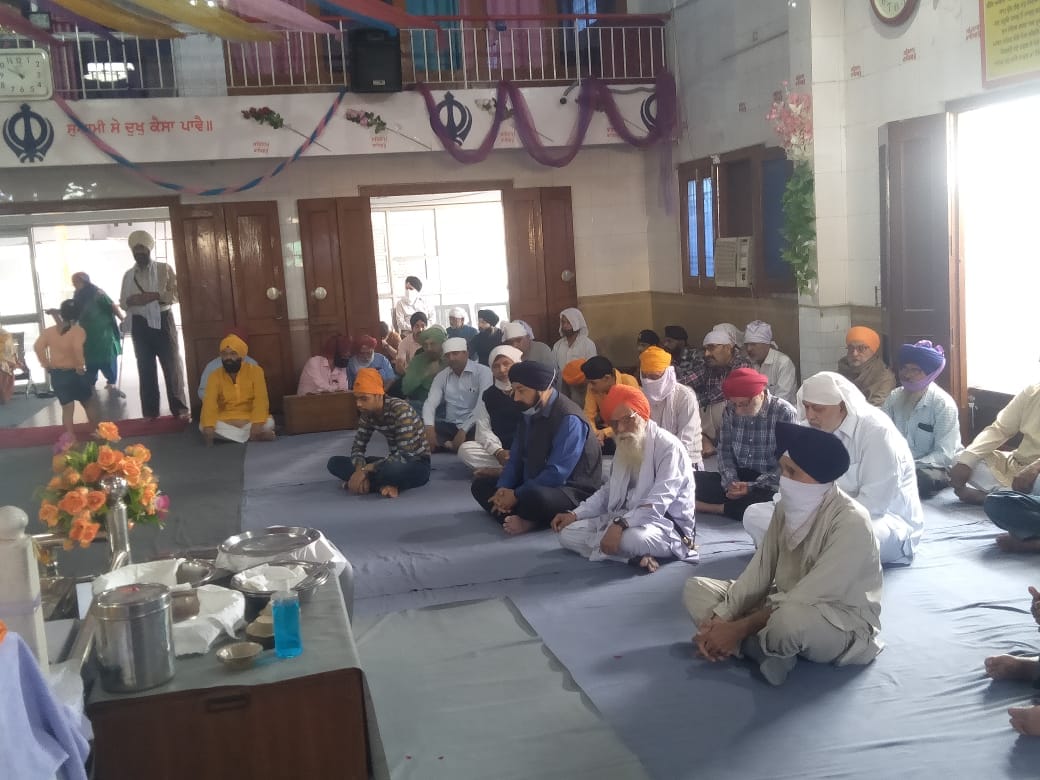 गुरुद्वारे में गुरुनानक साहिब का प्रकाशोत्सव मनाते श्रद्धालु गुरुद्वारे में गुरुनानक साहिब का प्रकाशोत्सव मनाते श्रद्धालु